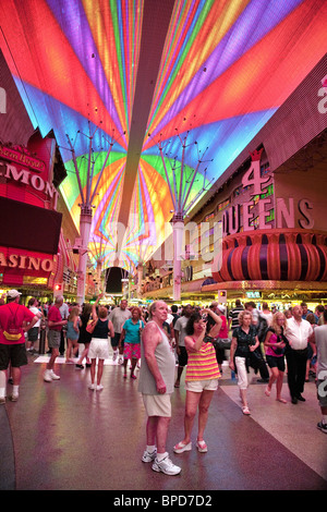 Menschen genießen das Licht zeigen auf dem Dach, Fremont Street, Downtown Las Vegas, Nevada Stockfoto