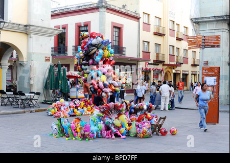 Bunte glänzende Luftballons und Spielzeug zum Verkauf in Zocola, das soziale Zentrum der Stadt Oaxaca, Mexiko. Stockfoto