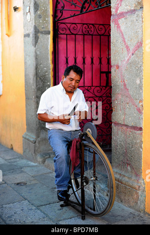 Mann mit einem Messer schärfen hausieren Fahrrad macht. Oaxaca, Mexiko Stockfoto