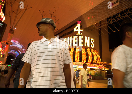 Menschen genießen das Nachtleben von Las Vegas Innenstadt auf der Fremont Street, Las Vegas, Nevada, USA Stockfoto