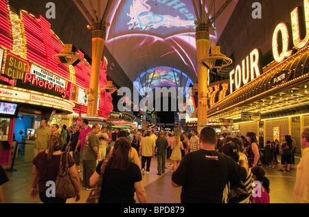 Menschen genießen das Nachtleben von Las Vegas Innenstadt auf der Fremont Street, Las Vegas, Nevada, USA Stockfoto