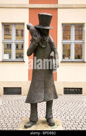 Statue von ETA Hoffmann trägt einen Hut mit einer Katze und Buch in Bamberg, Bayern, Deutschland. Stockfoto