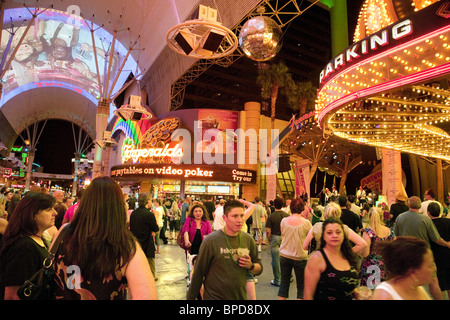 Menschen genießen das Nachtleben von Las Vegas Innenstadt auf der Fremont Street, Las Vegas, Nevada, USA Stockfoto