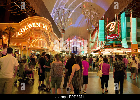 Menschen genießen das Nachtleben von Las Vegas Innenstadt auf der Fremont Street, Las Vegas, Nevada, USA Stockfoto