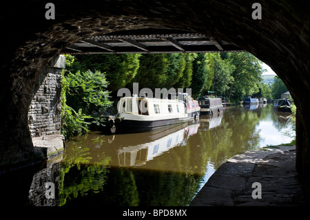 Narrowboats auf den Rochdale Kanal, Hebden Bridge, Calder-Tal, West Yorkshire, England, Vereinigtes Königreich. August 2010. Stockfoto