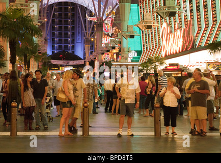 Menschen genießen das Nachtleben von Las Vegas Innenstadt auf der Fremont Street, Las Vegas, Nevada, USA Stockfoto