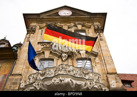 Die deutsche Nationalflagge fliegt vom Balkon auf das Rathaus (Town Hall) in Bamberg. Stockfoto