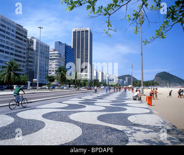 Strand und Promenade, Strand der Copacabana, Rio de Janeiro, Zustand von Rio de Janeiro, Brasilien Stockfoto