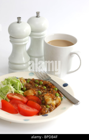 Ein frisch zubereitetes Hackfleisch mit Erbsen Kartoffeln und Zwiebeln mit Salat und keine Leute Stockfoto