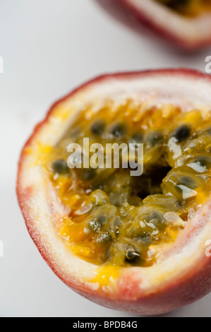 Ausschnitt aus einer Passionsfrucht auf weißem Hintergrund Stockfoto