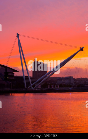 Stadt Brücke und Fluss Usk Newport Gwent Wales bei Sonnenuntergang Stockfoto