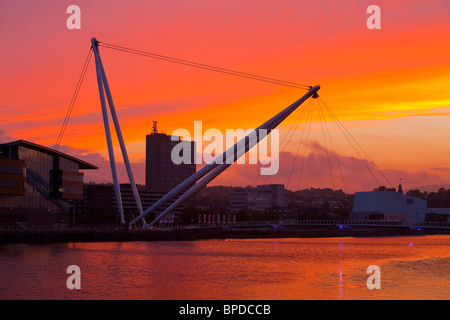 Stadt Brücke und Fluss Usk Newport Gwent Wales bei Sonnenuntergang Stockfoto