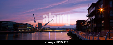 Stadt Brücke und Fluss Usk Newport Gwent Wales bei Sonnenuntergang Stockfoto