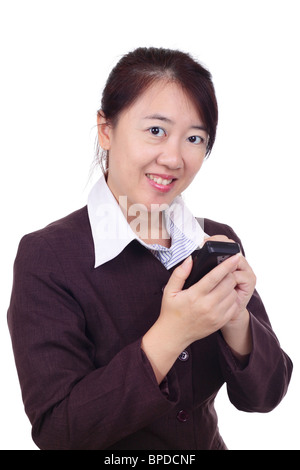 Eine asiatische Geschäftsfrau SMS auf einem Smartphone mit einem Stift. Stockfoto