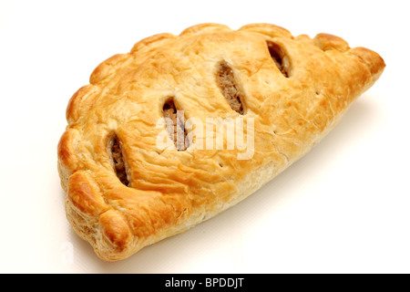 Frisch gebackene leckere Authentische Cornish Pasty vor einem weißen Hintergrund ohne Menschen und einen Freistellungspfad Stockfoto