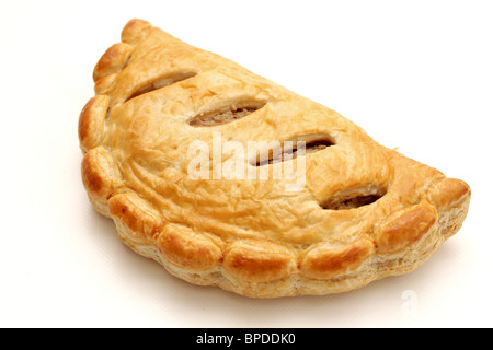 Frisch gebackene leckere Authentische Cornish Pasty vor einem weißen Hintergrund ohne Menschen und einen Freistellungspfad Stockfoto