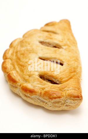 Frisch gebackene leckere Authentische Cornish Pasty vor einem weißen Hintergrund ohne Menschen und einen Freistellungspfad Stockfoto