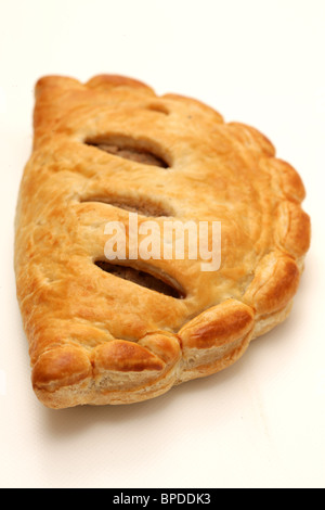 Frisch gebackene leckere Authentische Cornish Pasty vor einem weißen Hintergrund ohne Menschen und einen Freistellungspfad Stockfoto