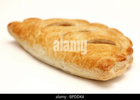 Frisch gebackene leckere Authentische Cornish Pasty vor einem weißen Hintergrund ohne Menschen und einen Freistellungspfad Stockfoto