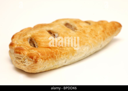 Frisch gebackene leckere Authentische Cornish Pasty vor einem weißen Hintergrund ohne Menschen und einen Freistellungspfad Stockfoto