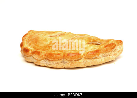 Frisch gebackene leckere Authentische Cornish Pasty vor einem weißen Hintergrund ohne Menschen und einen Freistellungspfad Stockfoto