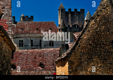 Frankreich: Detail der Häuser und schloss das historische Dorf Beynac Stockfoto