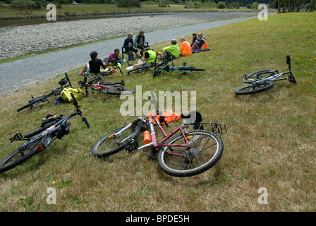 Fahrräder und Radfahrer zu Mittag neben Hutt River Trail, Upper Hutt, Wellington, Nordinsel, Neuseeland Stockfoto