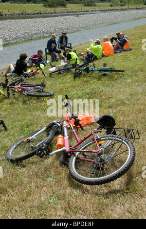 Fahrräder und Radfahrer zu Mittag neben Hutt River Trail, Upper Hutt, Wellington, Nordinsel, Neuseeland Stockfoto