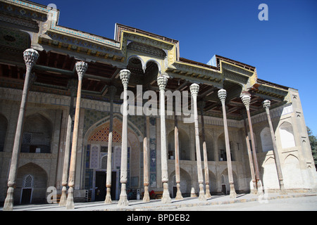 Die Säulen der Bolo Hauz Moschee in Buchara, Usbekistan. Stockfoto