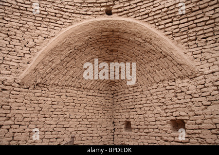 Ein Schlamm-Mauer und Bogen in den Ruinen der antiken Stadt Jiaohe in der Takla Makan Wüste in Xinjiang, Nord-West-China. Stockfoto