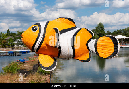 Ein riesiger Clown-Fisch ist das Symbol der Tapom Nemo tropische Fische Zucht und Erhaltung Farm in der Nähe von Krabi, Thailand Stockfoto