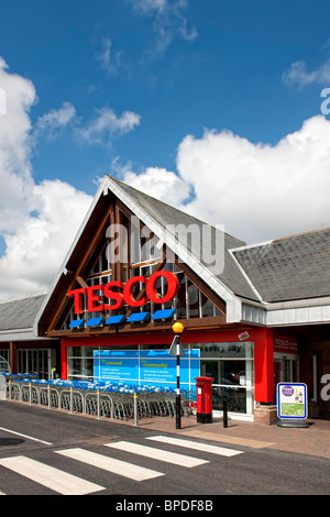 Außenansicht des einen Tesco-Supermarkt Stockfoto