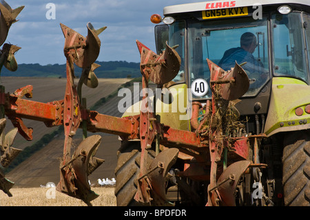 Ein Pflug auf der Rückseite eines Traktors Stockfoto