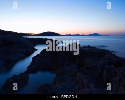 Felsigen Adriaküste nach Sonnenuntergang taucht langsam in der Dunkelheit Stockfoto