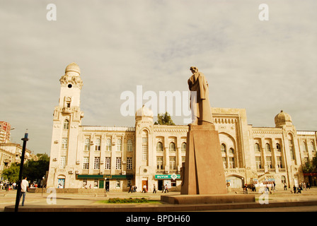 Baku, Aserbaidschan, weiße alte Sowjet-Ära Gebäude und eine Statue des Nationalhelden Baku, am 28. kann quadratisch Stockfoto