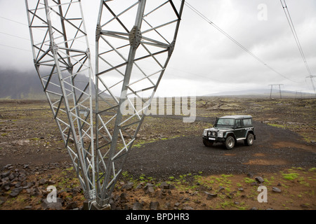 Land Rover Defender 90 300 TDI im inneren Hochland von Island Stockfoto
