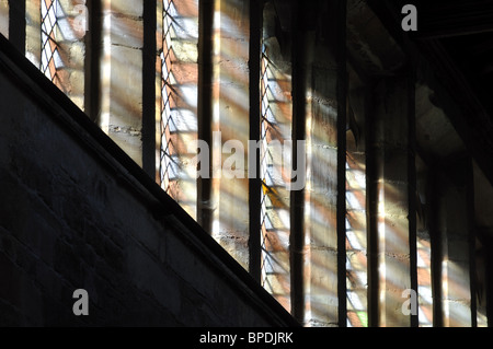 Sonnenlicht durch die oberen Fenster in St. Mary die Jungfrau Kirche, Badby, Northamptonshire, England, UK Stockfoto