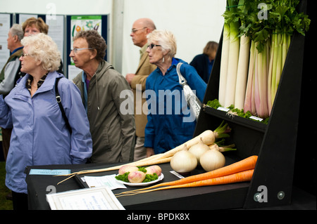 Besucher gehen vorbei an Gemüse auf dem Display an Shrewsbury Flower Show 2010, Shropshire, UK Stockfoto