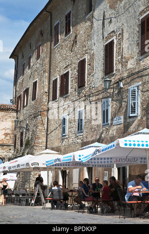 Cafés in Motovun Istrien Kroatien Stockfoto