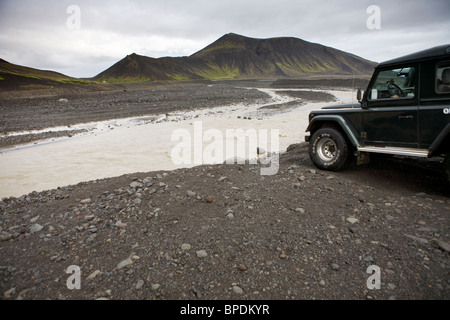 Land Rover 90 300 TDI, fording Gletscherfluss im inneren Hochland von Island Stockfoto