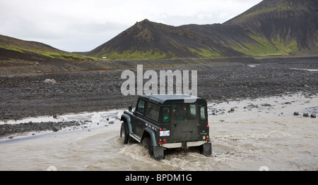 Land Rover 90 300 TDI, fording Gletscherfluss im inneren Hochland von Island Stockfoto