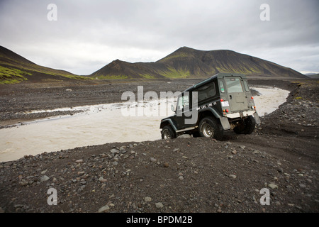 Land Rover 90 300 TDI, fording Gletscherfluss im inneren Hochland von Island Stockfoto