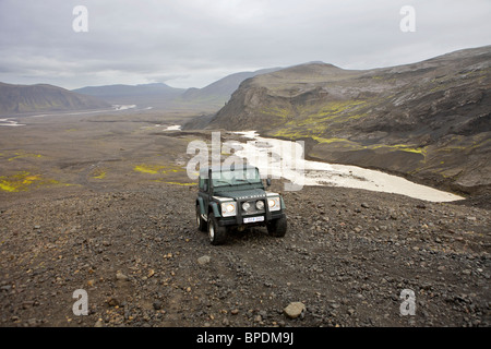 Land Rover Defender 90 300 TDI im inneren Hochland von Island Stockfoto