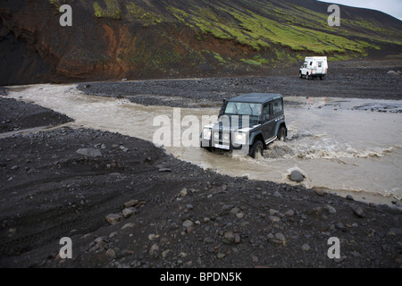 2 Land Rover fording eines Flusses in das innere Hochland von Island ...
