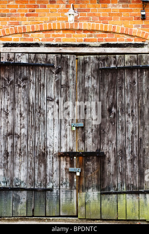 Scheunentor auf landwirtschaftlichen Gebäuden aus Holz gemacht Stockfoto