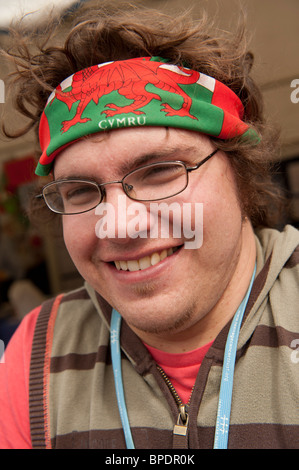 Ein lächelnder Mann trägt ein Waliser Stirnband Bandana am National Eisteddfod of Wales, Ebbw Vale 2010 Stockfoto