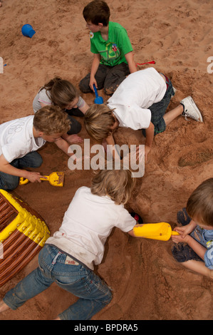 Eine Gruppe von sechs 6 Kleinkinder Kinder Spaß spielen im Sandkasten am National Eisteddfod of Wales Ebbw Vale 2010 Graben Stockfoto