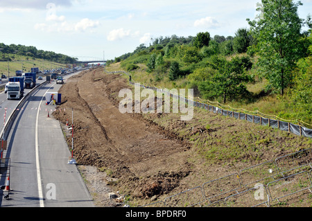 Kunststoff Newt reptile Fencing errichtet auf Gras Damm für die Autobahn M25 Erweiterung Projekt Essex England Großbritannien Stockfoto