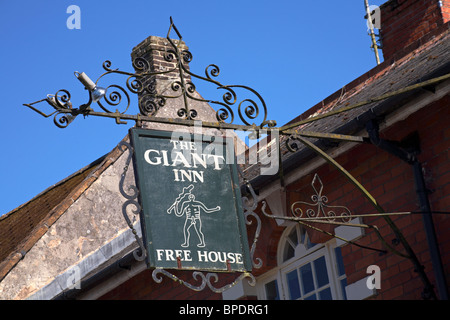 Die riesigen Inn frei Haus Pub Schild am Cerne Abbas, eingestellt Dorset gegen blauen Himmel Stockfoto