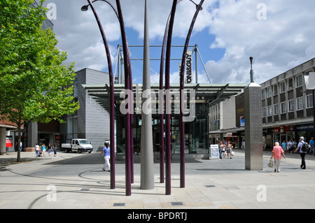 Moderne Toni&Guy Unisex Friseursalon und Sommer Shopper in Basildon neue Stadtzentrum Fußgängerzone Haupteinkaufszentrum an sonnigen Tag UK Stockfoto